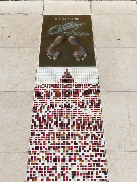 继续分摊薪水？巴萨跟队：球队主席拉波尔塔希望德容留队并续约.