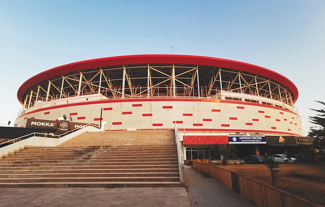 希腊圣托里尼岛附近地震频发 地质学家：地震模式不同寻常.